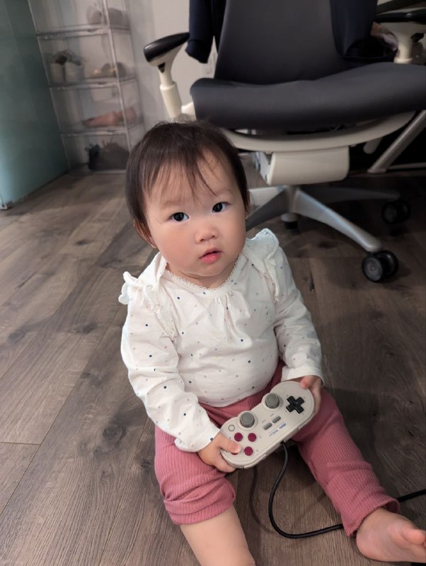 正在聚精会神认真玩游戏（手柄）的小宝