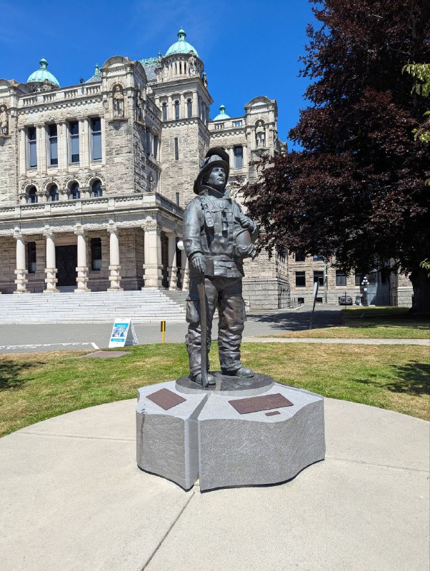 趁着BC Day长周末去了趟BC首府，天气好，景色美，生活慢悠悠，真是非常令人放松！最大的惊喜是Sidney小镇和Langford的一个日式小餐馆