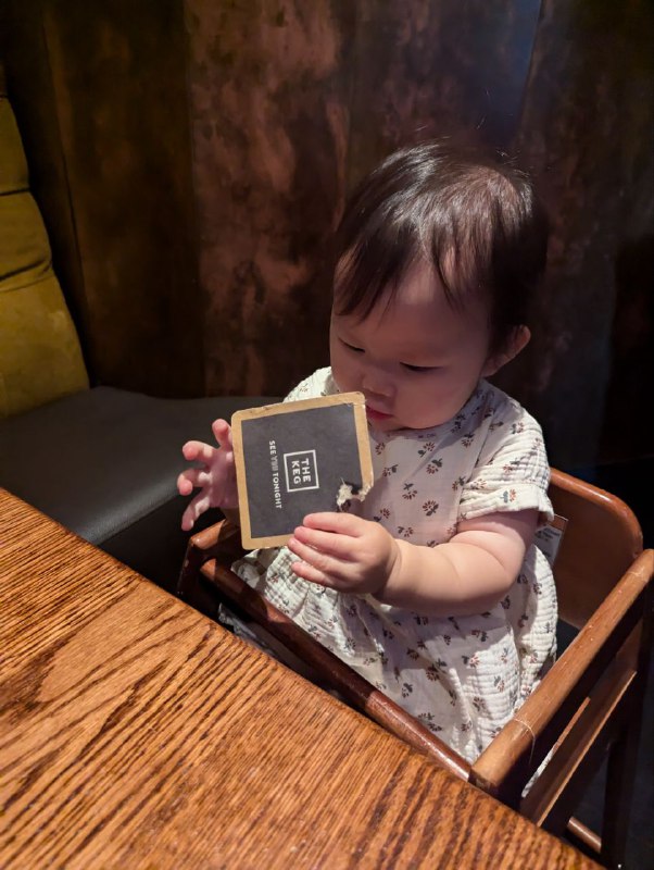 小宝第一个生日快乐！怎么你最爱吃的不是蛋糕，是纸？！小宝第一个生日快乐！怎么你最爱吃的不是蛋糕，是纸？！